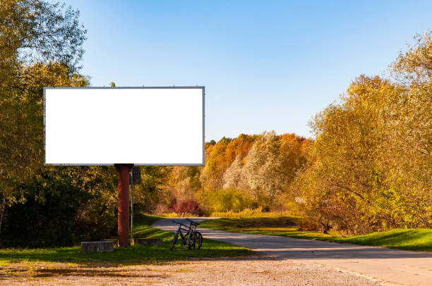 cartelera blanca en blanco para publicidad cerca de la carretera rural. día soleado de otoño. - riding autumn meadow land fotografías e imágenes de stock