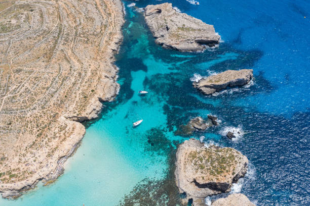 drone vista aérea - laguna azul entre las rocas del mar. - gozo malta natural arch natural phenomenon fotografías e imágenes de stock