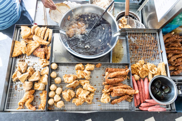 hawker friggere varietà di delizioso lobak penang in vendita - hokkien foto e immagini stock