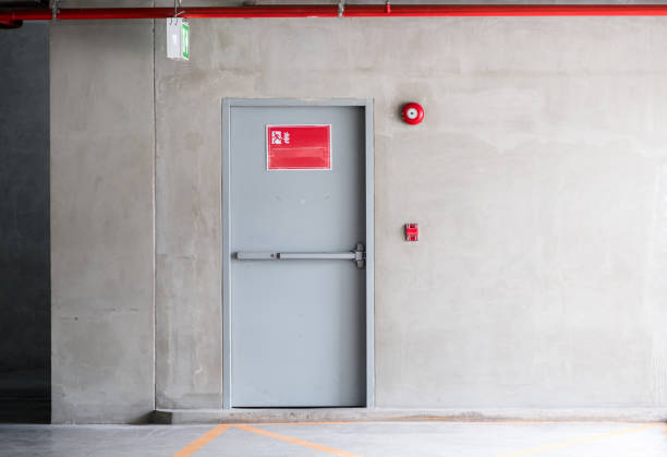 puerta de salida de incendios para caso de emergencia. - fire extinguisher office safety protection fotografías e imágenes de stock