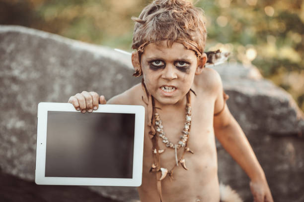 caveman, ragazzo virili che fa tenere tablet pc - teenager laptop computer anger foto e immagini stock