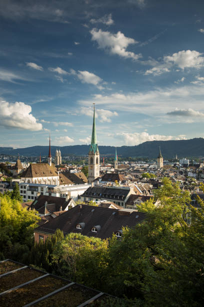 luftaufnahme der zürcher innenstadt - fraumünsterkirche stock-fotos und bilder