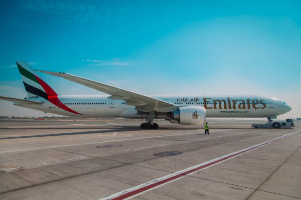 emirates boeing 777 no aeroporto de dubai em 10 de novembro de 2012 em dubai, emirados árabes unidos. - boeing airplane cargo airplane commercial airplane - fotografias e filmes do acervo