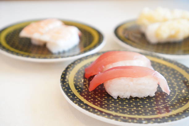 マグロ寿司 - 回転寿司 ストックフォトと画像