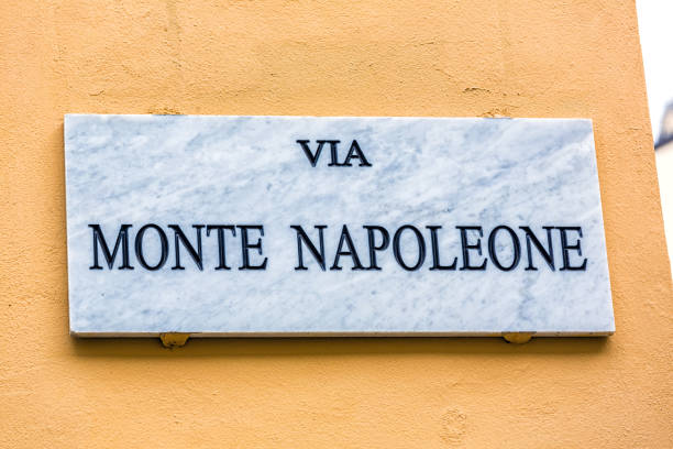 znak uliczny via monte napoleone, najpopularniejsza ulica w mediolanie - via monte napoleone zdjęcia i obrazy z banku zdjęć