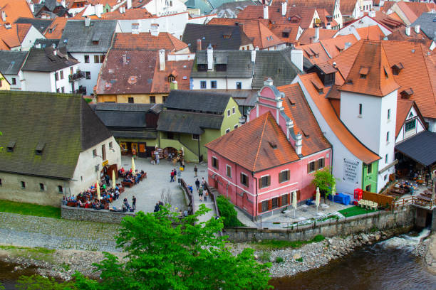 체코의 체스키 크룸로프와 블타바 강의 전통적인 다채로운 가옥을 조망할 수 있습니다. - czech republic cesky krumlov village tourist 뉴스 사진 이미지