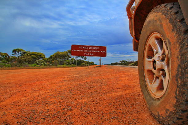 viaje a través de australia en la carretera recta más larga - outback 4x4 australia australian culture fotografías e imágenes de stock