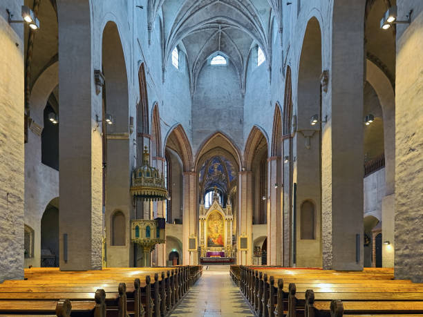 interior de la catedral de turku, finlandia - iluminación de techo abovedado fotografías e imágenes de stock