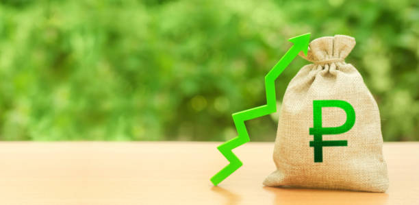 Russian ruble money bag and green up arrow. Strengthening of national currency, revaluation, investment attractiveness. Economic growth. Deposit interest rate rise, cheap loans. Stability, prosperity. bolsa de dinero de rublo ruso y flecha verde hacia arriba. fortalecimiento de la moneda nacional, revalorización, atractivo de la inversión. crecimiento económico. aumento de la tasa de interés de depósito, préstamos baratos. estabilidad, prosperidad