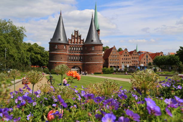 исторический город любек со знаменитыми воротами холстентор летом - lubeck стоковые фото и изображения