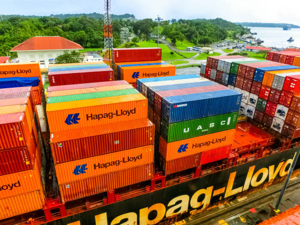 hapag-lloyd cargo ship entering the miraflores locks in the panama canal - panama canal panama canal container imagens e fotografias de stock