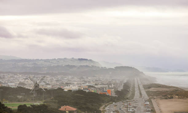 der blick auf ocean beach und den great highway vom sutro heights park in san francisco, kalifornien - pacific ocean coastline rain california stock-fotos und bilder