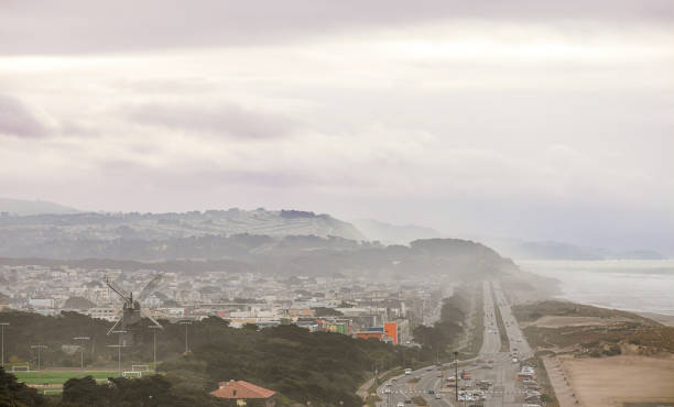widok na ocean beach i great highway z sutro heights park w san francisco, kalifornia - pacific ocean coastline rain california zdjęcia i obrazy z banku zdjęć