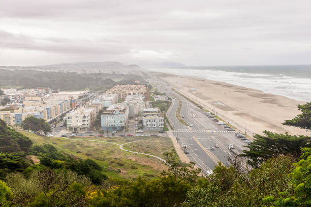 widok na ocean beach i great highway z sutro heights park w san francisco, kalifornia - pacific ocean coastline rain california zdjęcia i obrazy z banku zdjęć