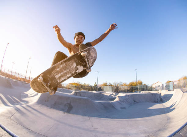 трюк скейтбординга - skateboarding стоковые фото и изображения