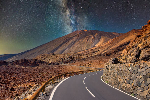 pico del teide por la noche - tenerife spain national park canary islands fotografías e imágenes de stock