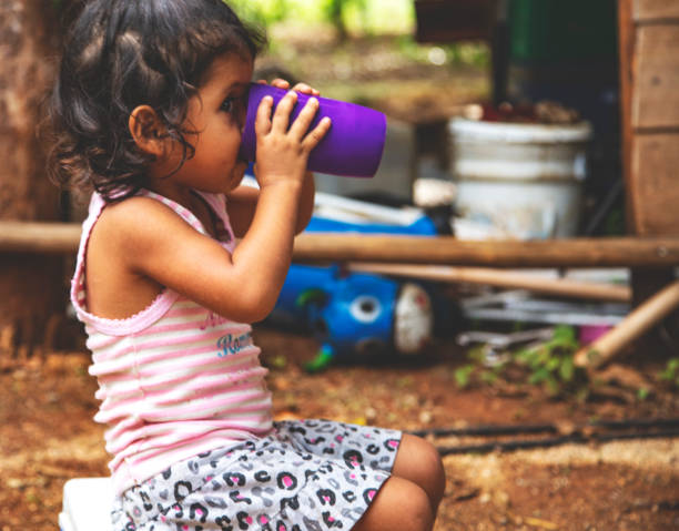 귀여운 작은 멕시코 소녀입니다. - water drinking village rural scene 뉴스 사진 이미지