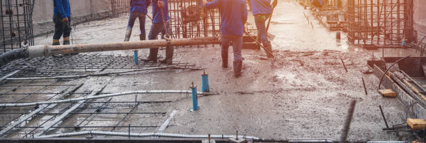 pracownicy budowy podłogi układania betonu mieszalnika - trowel power concrete finishing zdjęcia i obrazy z banku zdjęć