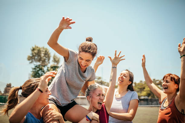 jugadoras de fútbol femeninas celebrando la victoria en el campo de fútbol - celebraciones públicas fotografías e imágenes de stock