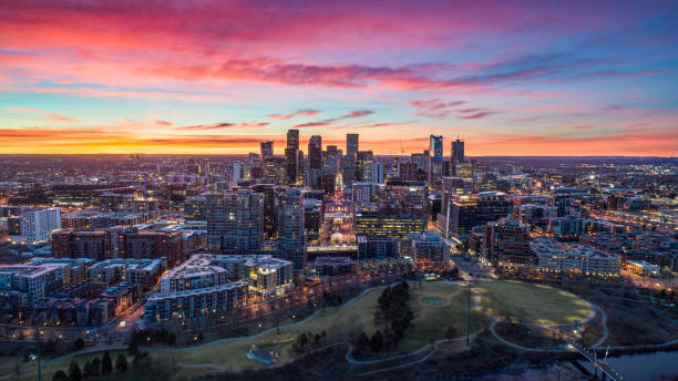 centro di denver, colorado, usa drone skyline aerial panorama - rocky mountains immagine foto e immagini stock