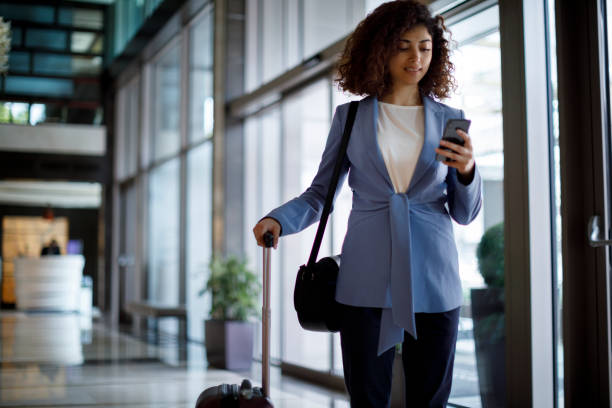 podróż służbowa - airport people traveling business travel travel zdjęcia i obrazy z banku zdjęć