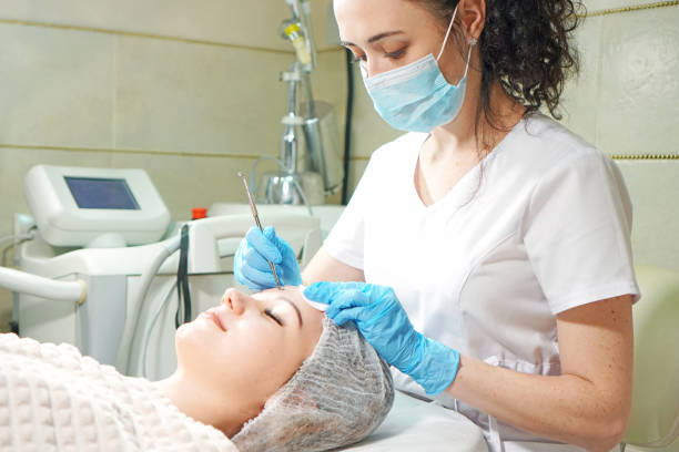 cosmetologista fazendo tratamento mecânico de peeling facial para o paciente - exfoliating scrub - fotografias e filmes do acervo