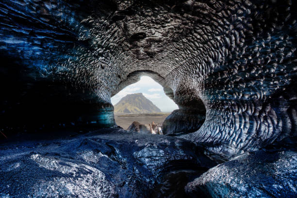 cueva de hielo de cristal azul, bajo tierra bajo el glaciar en islandia - ice crystal textured ice winter fotografías e imágenes de stock