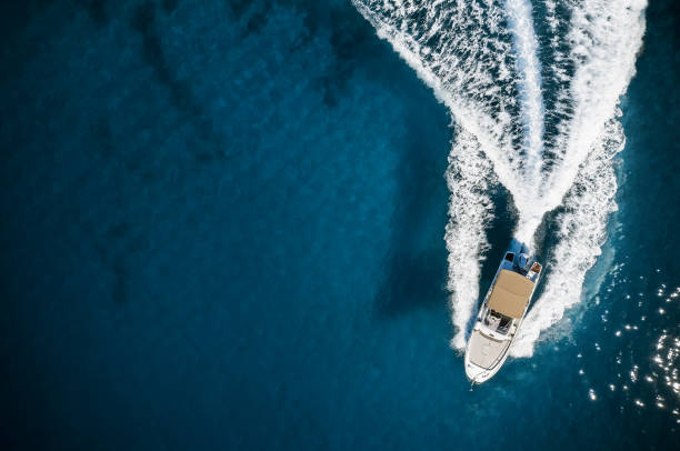 motoscafo nel mar mediterraneo - recreational boat motorboat speedboat aerial view foto e immagini stock