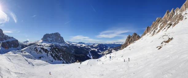 ドロミテの寒い冬の日のスキー - dolomites ski lift winter ski track ストックフォトと画像