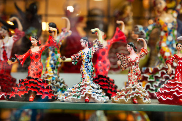 statuette a mosaico nel negozio di souvenir di barcellona - trencadis foto e immagini stock