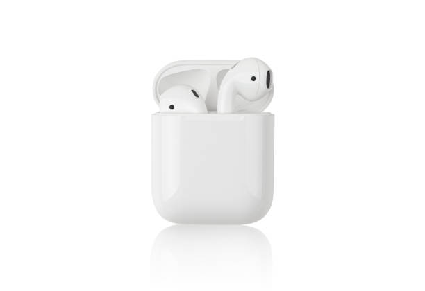 흰색 배경에 애플 airpods. - brand name audio 뉴스 사진 이미지