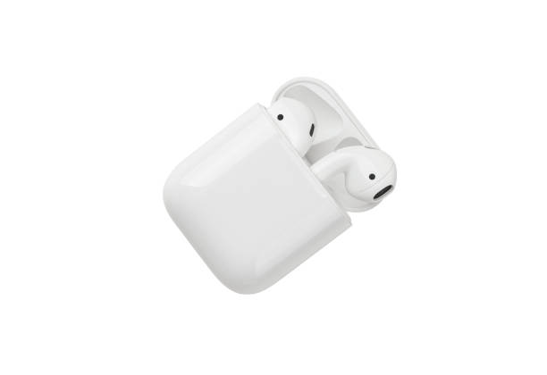 apple airpods sobre fondo blanco. - editorial use audio fotografías e imágenes de stock