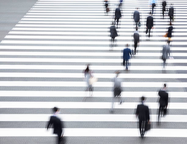 doppelte belichtungsbild der tokyo crosswalk-szene - crosswalk crowd activity long exposure stock-fotos und bilder