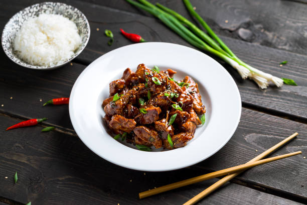 general tso chicken plate on dark background. - chicken general tso food imagens e fotografias de stock