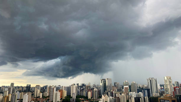 雨の前に。町の上の夏の嵐の空。 - storm cloud thunderstorm sun storm ストックフォトと画像