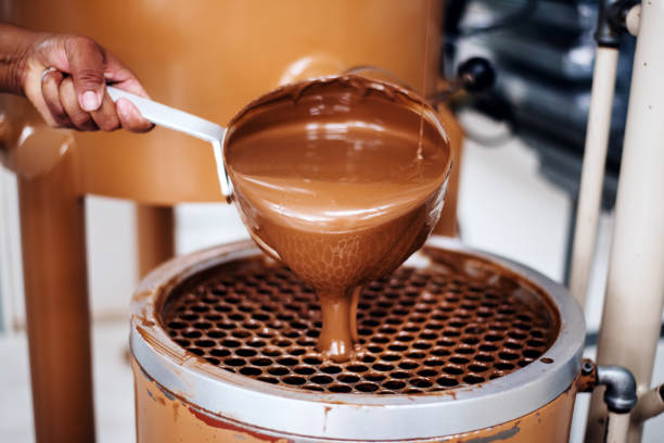 fabricación de chocolate - food industry manufacturing human hand fotografías e imágenes de stock