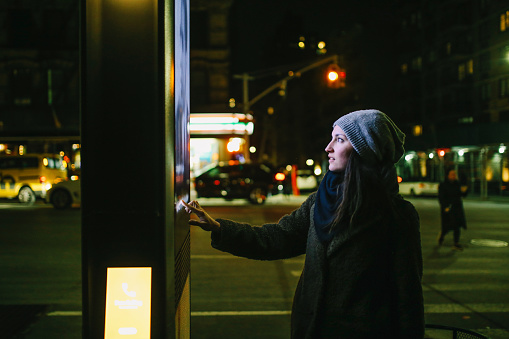 Mujer usando pantalla táctil de la ciudad photo