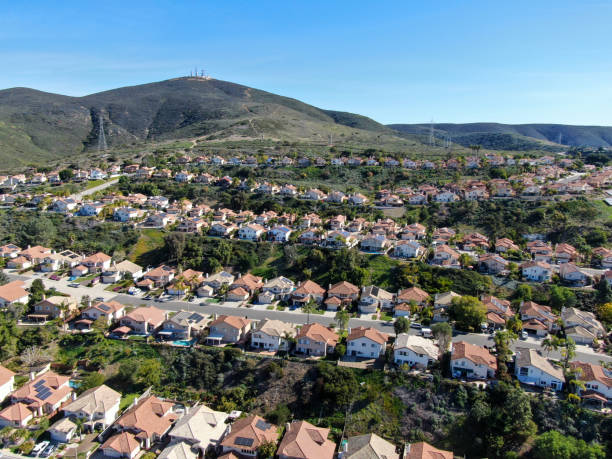 vista aérea del típico barrio suburbano con grandes villas una al lado de la otra, san diego - aerial view building exterior suburb neighbor fotografías e imágenes de stock