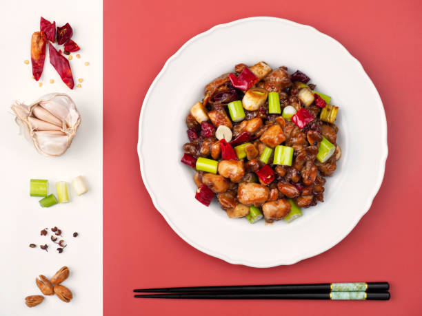 кунг пао курица с перцем, арахисом и овощами подается. - szechuan cuisine стоковые фото и изображения