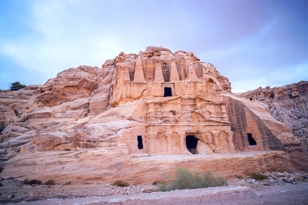 belles formations rocheuses rouges à petra rose city , jordanie. petra est l’une des sept nouvelles merveilles du monde. patrimoine mondial de l’unesco - new seven wonders of the world photos et images de collection