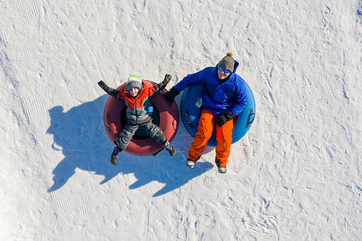 Padre e hijo tubos de nieve en el invierno en Canadá photo