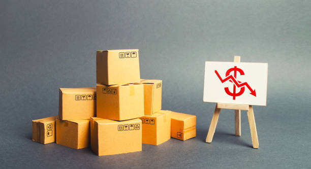 Pile of boxes and easel with dollar red arrow down graph chart. Drop in profits, slowdown in sales. Fall in imports or exports, trade deficit. Low productivity and high costs. Industrial production. montón de cajas y calos con flecha roja de dólar en el gráfico. caída de las ganancias, desaceleración en las ventas. caída de las importaciones o exportaciones, déficit comercial. baja productividad y altos costes. producción industrial.