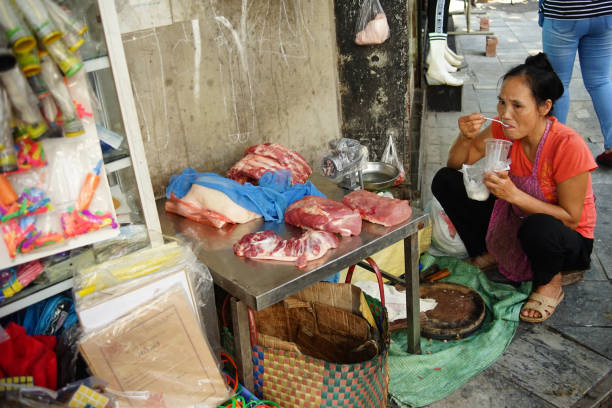 dona de uma loja de carne saqueando na loja dela. - street stall - fotografias e filmes do acervo