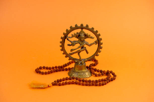 statue of dancing god shiva  and traditional prayer beads rudraksha - shiva nataraja dancing indian culture imagens e fotografias de stock