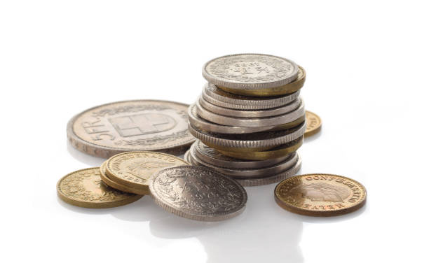 monedas de moneda suiza en pila cerrada aisladas sobre blanco - swiss currency swiss coin switzerland coin fotografías e imágenes de stock
