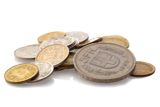 スタック内のスイスの通貨硬貨は、白で孤立して閉じました - swiss currency coin swiss francs swiss coin ストックフォトと画像