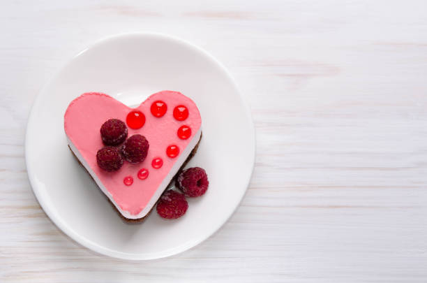 agradable pastel pequeño en forma de corazón en la mesa - foto de stock