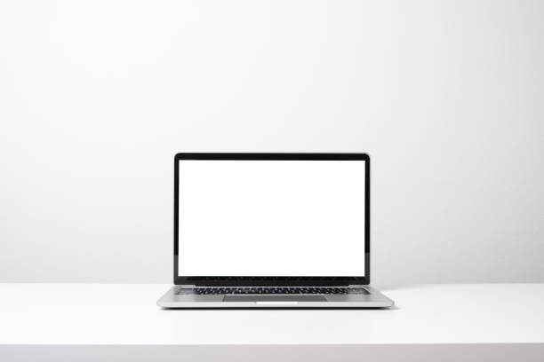 ラップトップコンピュータ、オフィスの文房具および机の上の供給が付く現代の現代ワークスペース - パソコン ストックフォトと画像