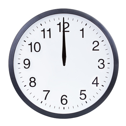 Reloj de oficina redonda que muestra las doce en punto aislado sobre fondo blanco. Cara del reloj de medianoche o mediodía photo