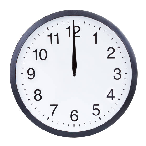白い背景に孤立した12時を示すラウンドオフィスクロック。真夜中または正午の時計の顔 - deadline personal organizer busy clock ストックフォトと画像